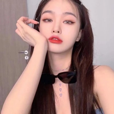 读爱情小说的老人